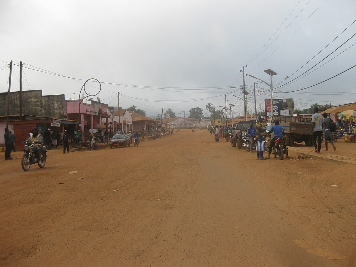 Filles dans Nanga Eboko (CM)