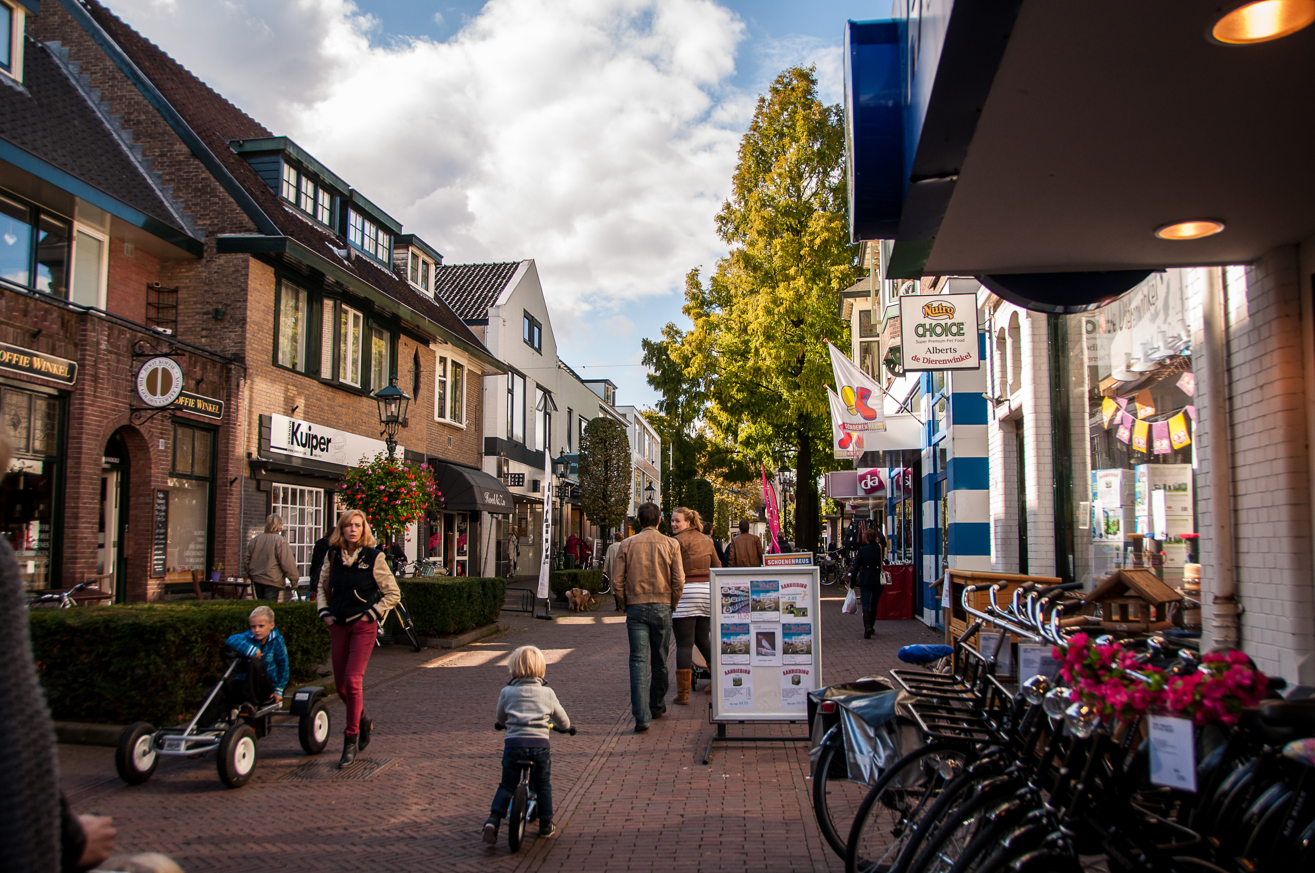 Naakte Man Aangeklede Vrouw   Hilversum