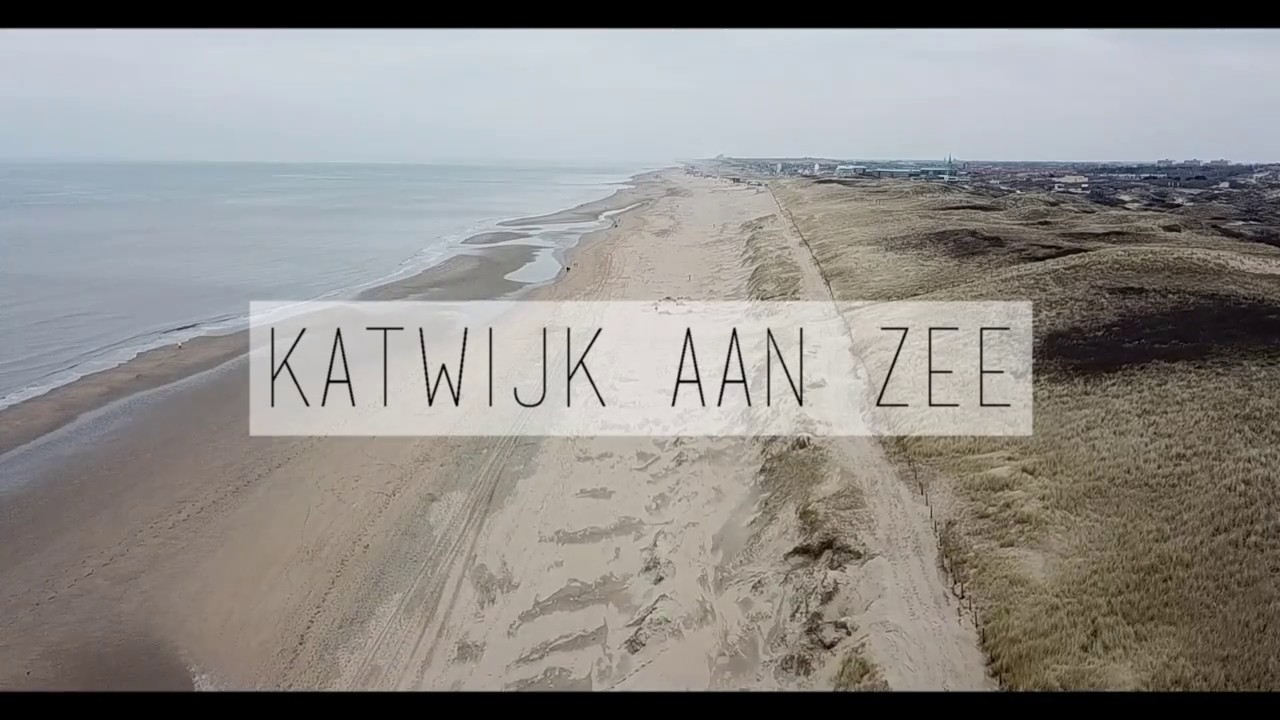 Naakte Man Aangeklede Vrouw   Katwijk Aan Zee